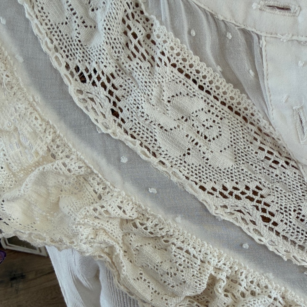 Gimmicks by BKE Cream Lace Accent Blouse - Picture 3 of 7